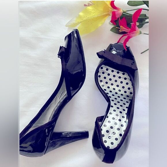 Timeless Anne Klein peep-toe black patent heels with bow detail! - Picture 3 of 7